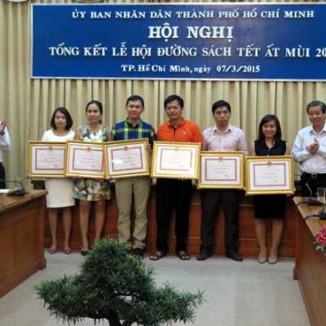 Phan Thị được UBND TPHCM trao tặng Bằng khen tại Hội nghị Tổng kết Lễ hội Đường sách Tết Ất Mùi 2015 